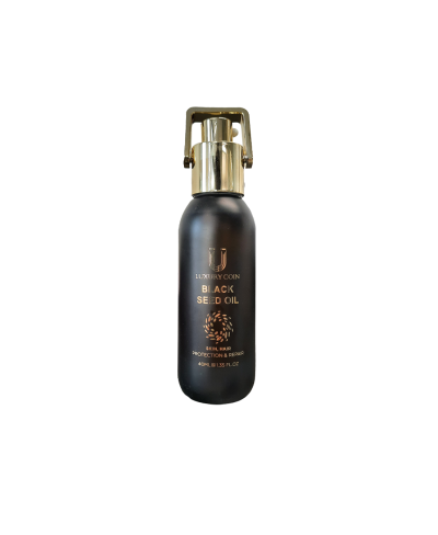 بطری شیشه‌ای روغن ترکیبی سیاه‌دانه، جوانه گندم و آرگان لاکچری کوین کنار چند دانه سیاه‌دانه، جوانه گندم و آرگان + قیمت و خرید